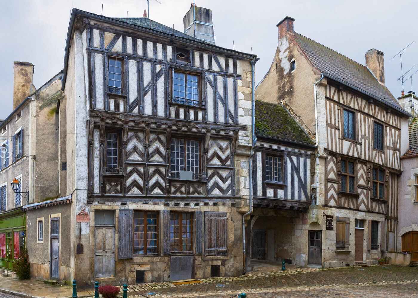 Stop and visit of old town of Chablis and its picturesque old houses